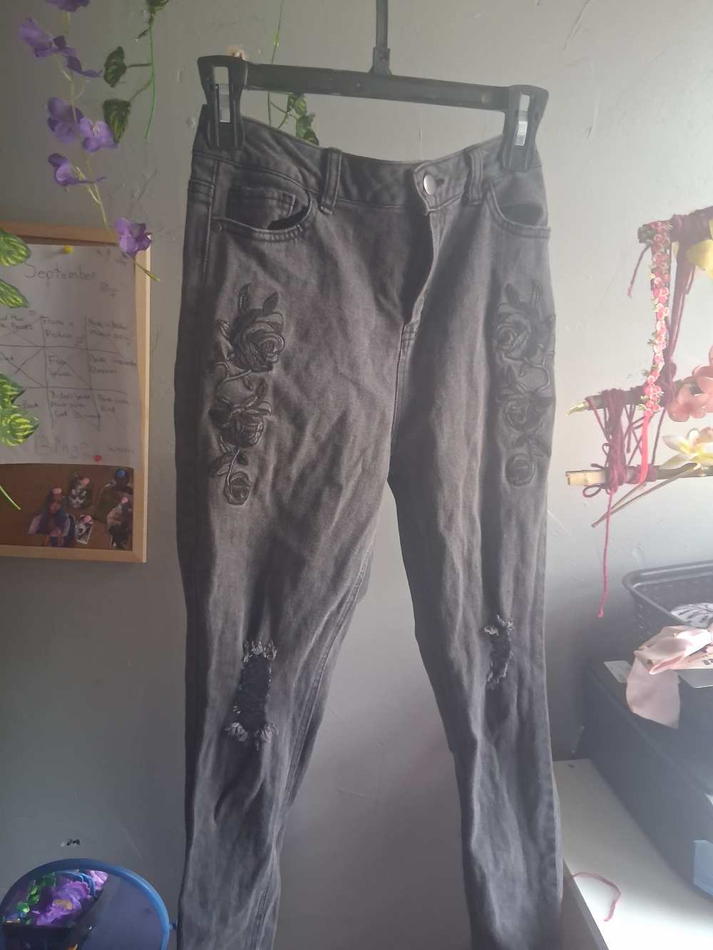 Women's Gray Embroidered Rose Skinny Jeans